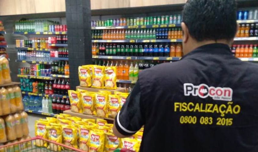 Cinco supermercados são autuados por venderem carnes pizzas